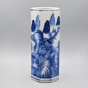 Antike Japanische Achteck Porzellanvase: Landschaftsmotiv Blau & Weiß