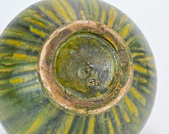 ヴィンテージの日本の陶器工房で制作された黄緑色の釉薬と三彩風の花瓶