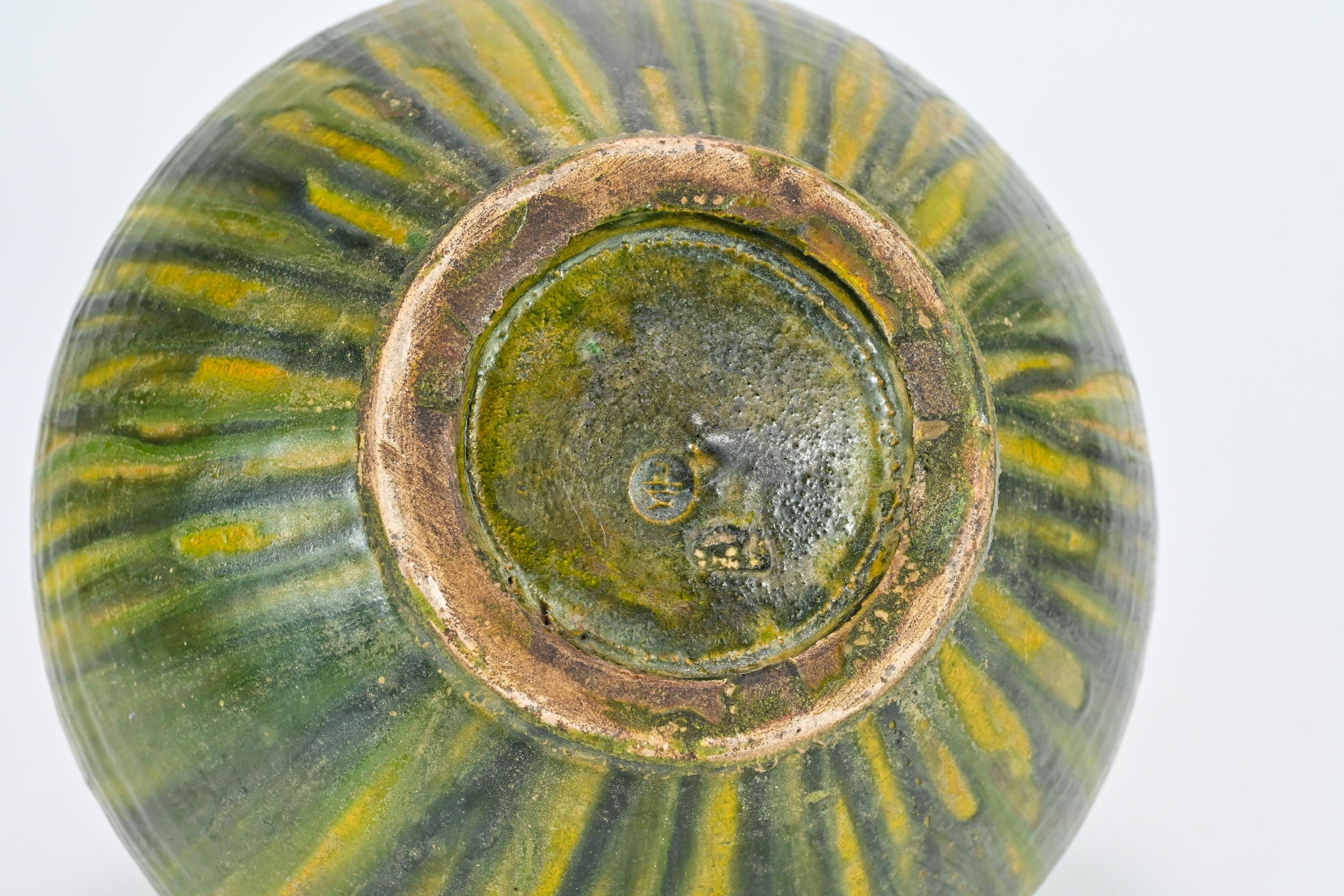ヴィンテージの日本の陶器工房で制作された黄緑色の釉薬と三彩風の花瓶