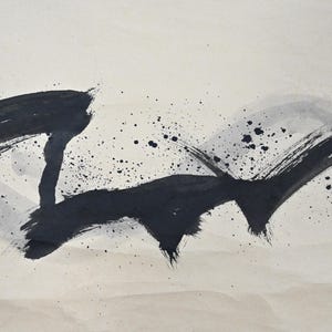 Pode incluir: Pintura abstrata de tinta preta sobre fundo branco. A tinta é aplicada em um estilo solto e gestual, criando uma sensação de movimento e energia. A pintura lembra a caligrafia ou as pinceladas.