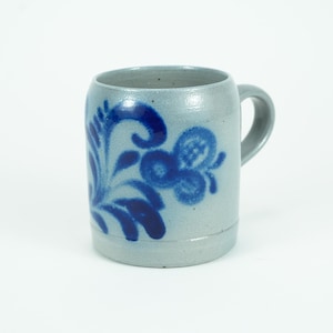 Puede incluir: Un letrero de madera rústica con el texto "Welcome to our home" en letras blancas. El letrero presenta un acabado envejecido y un diseño simple y acogedor, ideal para un porche o entrada.