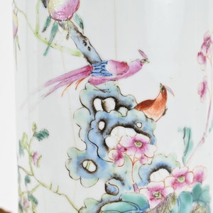 K&ouml;nnte beinhalten: Eine wei&szlig;e Porzellanvase mit einem floralen und Vogelmotiv. Die Vase zeigt ein blaues, gr&uuml;nes und rosa Blumenmuster mit zwei V&ouml;geln, die auf einem Ast sitzen.