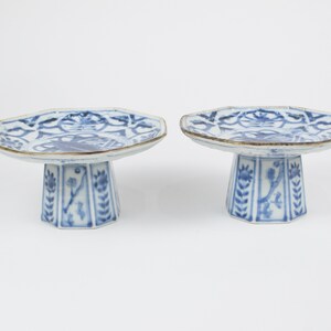 Paar Antike japanische Blau und Weiß Porzellan Arita Octagon Stem Dish Edo-Periode