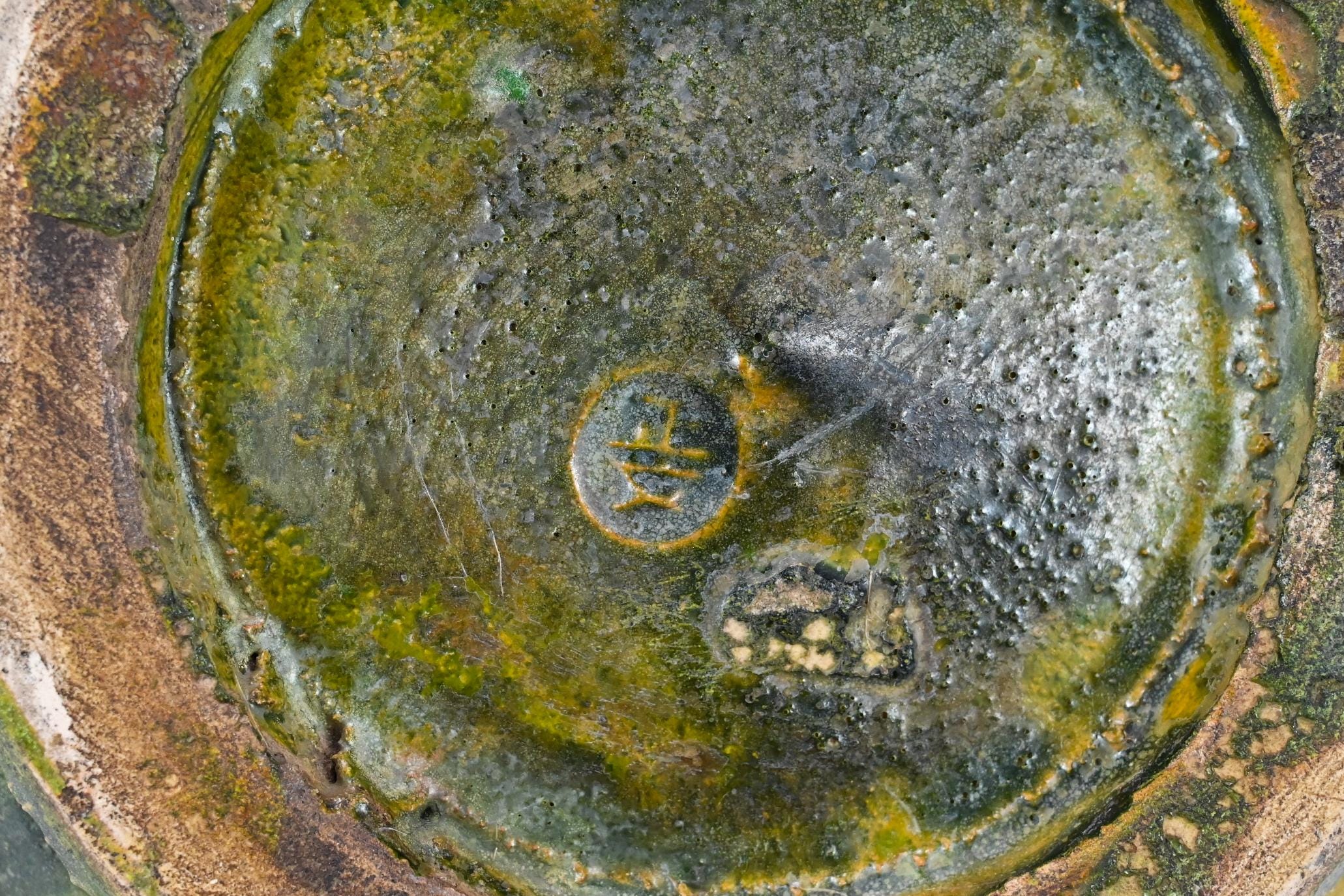 ヴィンテージの日本の陶器工房で制作された黄緑色の釉薬と三彩風の花瓶