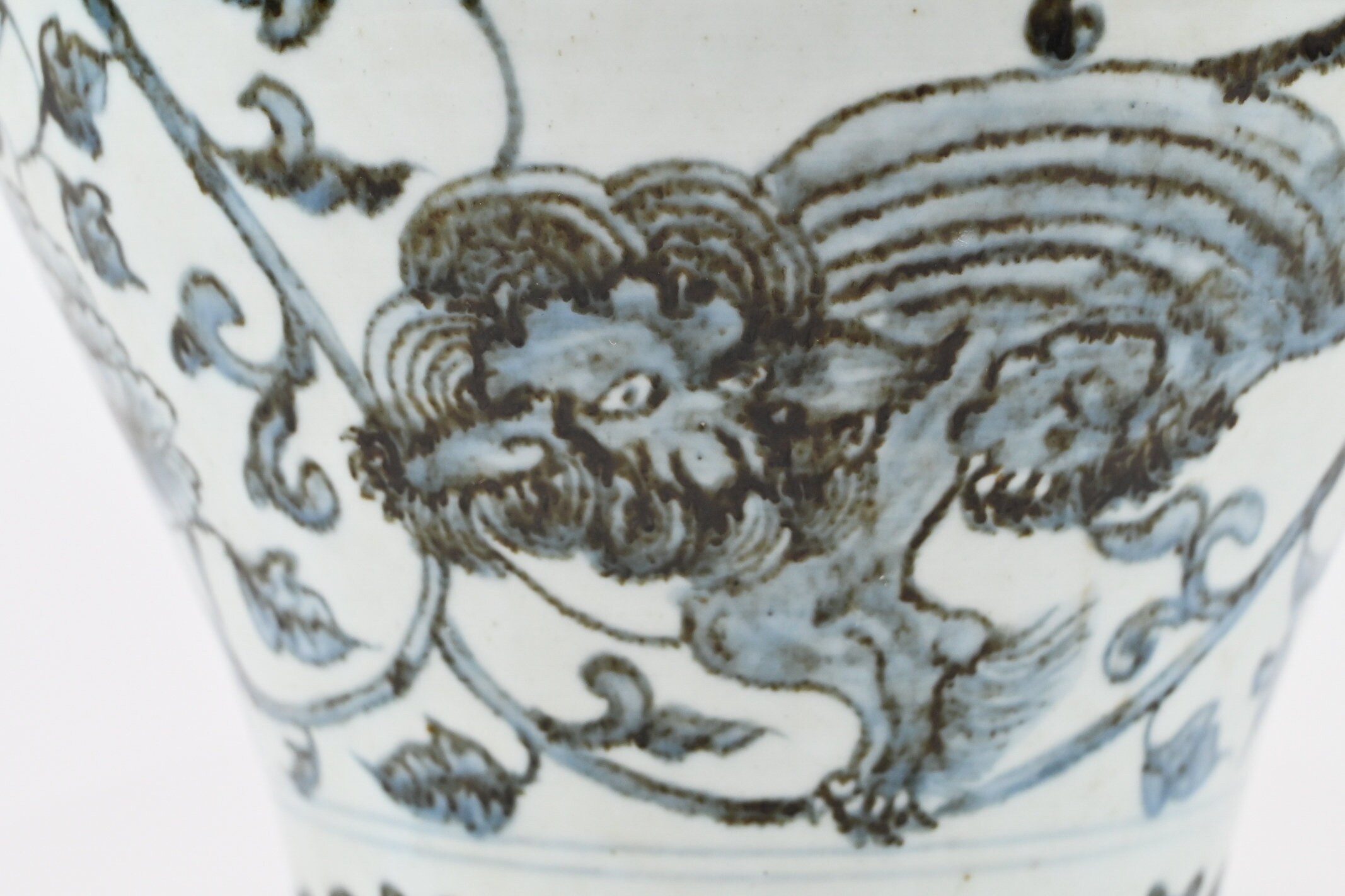 アンティークスタイルの中国製青と白の白磁フーライオンジャー花瓶