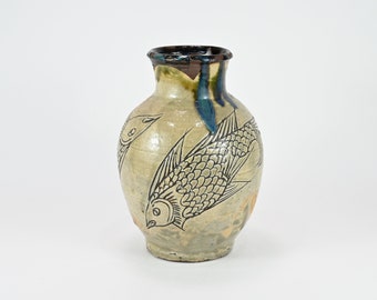 人間国宝「金城次郎 魚文花瓶」 壺屋焼 人間国宝 金城次郎作 海老魚文花瓶 （箱直筆） – 生活