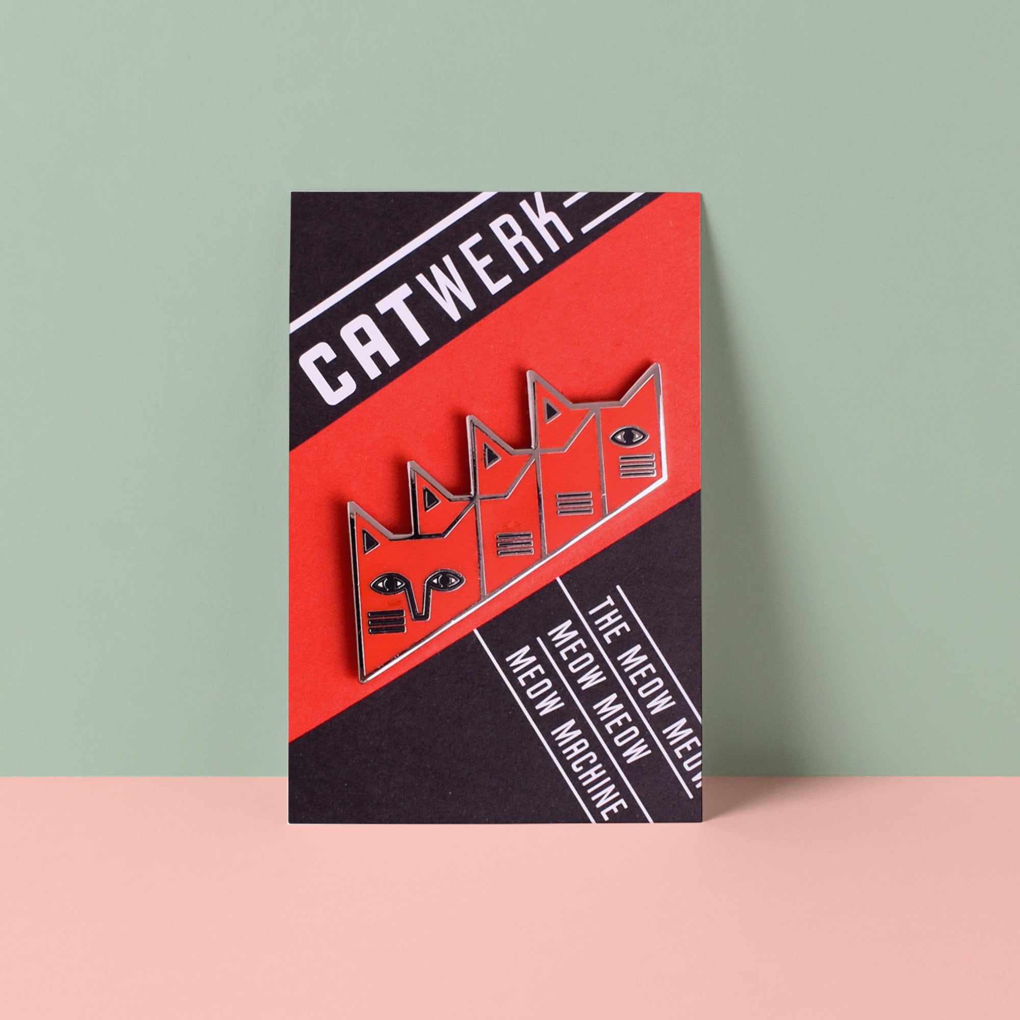 Catwerk 猫のエナメルピン | バウハウス風猫アーティストピンバッジ