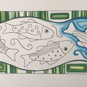 K&ouml;nnte beinhalten: Eine Schwarzwei&szlig;-Zeichnung von vier Fischen, die in einem Bach schwimmen. Die Fische sind stilisiert und haben gro&szlig;e Augen. Der Bach ist mit Wellenlinien und gr&uuml;nen Schilf an beiden Seiten dargestellt.