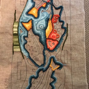 K&ouml;nnte beinhalten: Eine Nahaufnahme eines teilweise fertiggestellten Teppich-H&auml;kelprojekts. Der Teppich ist ein abstraktes Design in Blau, Orange und Gr&uuml;n. Der Teppich ist mit einem schwarzen Rahmen versehen und der Text "Woolly Warms Rugs &copy; 2020" steht in der oberen linken Ecke. Der Text "21 x 44" steht in der unteren linken Ecke und der Text "Joanne Hage" steht in der unteren rechten Ecke.