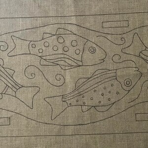 K&ouml;nnte beinhalten: Eine Schwarzwei&szlig;-Zeichnung von vier Fischen, die in einem Bach schwimmen. Die Fische sind stilisiert und haben ein einfaches Design. Das Bild ist auf einem beigefarbenen Stoffhintergrund. Der Text "Woolly Worms Rugs &copy; 2020" und "44 x 12" ist auf den Stoff gedruckt.