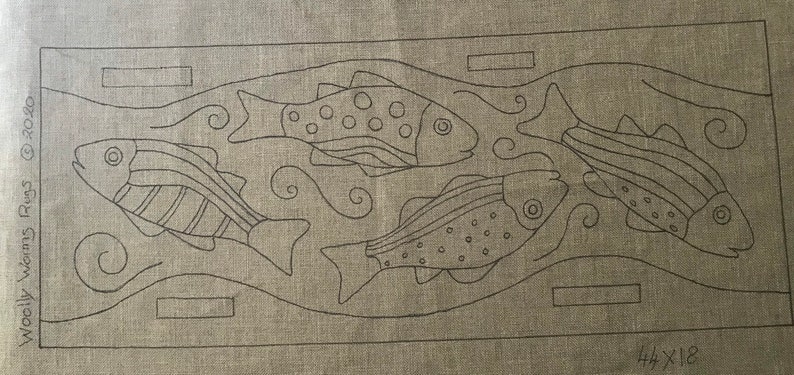 K&ouml;nnte beinhalten: Eine Schwarzwei&szlig;-Zeichnung von vier Fischen, die in einem Bach schwimmen. Die Fische sind stilisiert und haben ein einfaches Design. Das Bild ist auf einem beigefarbenen Stoffhintergrund. Der Text "Woolly Worms Rugs &copy; 2020" und "44 x 12" ist auf den Stoff gedruckt.