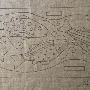 K&ouml;nnte beinhalten: Eine Schwarzwei&szlig;-Zeichnung von vier Fischen, die in einem wellenf&ouml;rmigen Muster auf einem beigefarbenen Stoff schwimmen. Der Stoff tr&auml;gt den Text "Joanne Page" und "44 x 18".