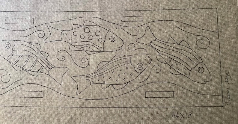 K&ouml;nnte beinhalten: Eine Schwarzwei&szlig;-Zeichnung von vier Fischen, die in einem wellenf&ouml;rmigen Muster auf einem beigefarbenen Stoff schwimmen. Der Stoff tr&auml;gt den Text "Joanne Page" und "44 x 18".