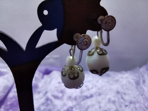 Lovely white vintage screw back drop earrings. Pe… - image 4