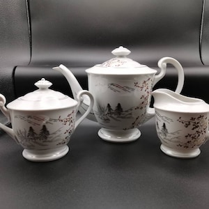 Wonderful three piece Japanese teapot set by E&O China ware. Teapot, lidded sugar bowl and milk jug, creamer.