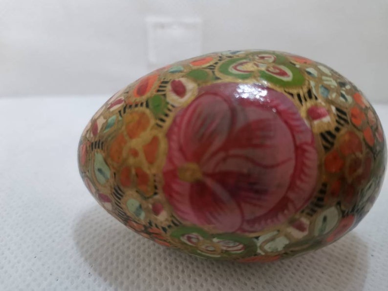 Collectible hand painted unusual item. Delightful multi coloured cloisonn\u00e9 style decorative egg