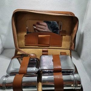 Wonderful vintage gentleman's vanity set. Leather case, chromium plated.