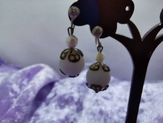 Lovely white vintage screw back drop earrings. Pe… - image 1