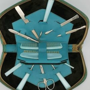 Wonderful vintage manicure vanity set in Turquoise leather case, all contents present. Fantastic set.