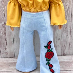 Pantalon évasé en denim bleu brodé rose 18 pouces vêtements pour poupée