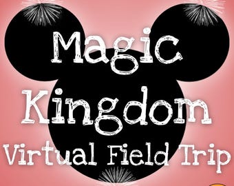 Puede incluir: Un diseño gráfico con una silueta negra de tres círculos dispuestos como una cabeza de ratón sobre un fondo rosa. Fuegos artificiales blancos están en la parte superior e inferior. El texto dice Magic Kingdom Virtual Field Trip en blanco.