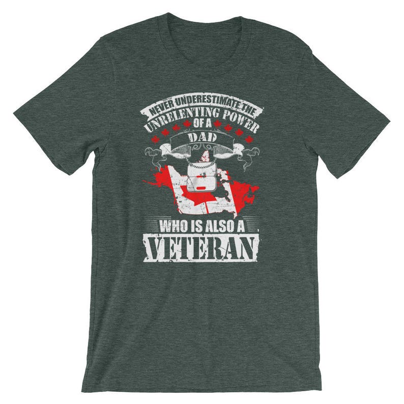 Może przedstawiać: Ciemnoszara koszulka z napisem: "Never Underestimate the Unrelenting Power of a Dad Who Is Also a Veteran." Projekt zawiera czerwoną i białą mapę Kanady.