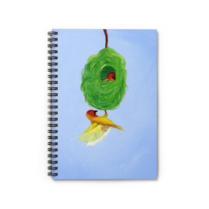 Pode incluir: Uma pintura de dois pássaros amarelos com cabeças vermelhas. Um pássaro está voando em direção a um ninho verde pendurado em um galho. O ninho tem um pássaro vermelho dentro.