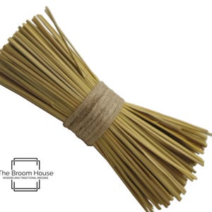 Puede incluir: Un cepillo de paja natural atado con cuerda, ideal para limpiar platos o fregar superficies.