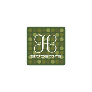 Può includere: Un logo quadrato con sfondo verde pieno di cerchi verdi di varie tonalità. Il logo presenta una lettera "H" bianca stilizzata e la parola "HUDSON'S" in bianco, il tutto su sfondo bianco.