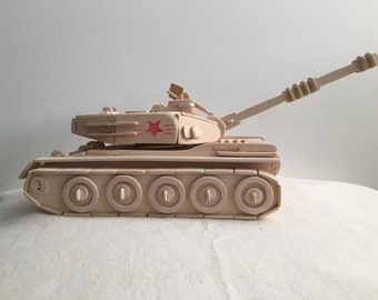 Holz-Modell Tank montiert fertig zu malen