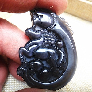 天然氷の黒曜石の馬付きドラゴンお守りペンダント