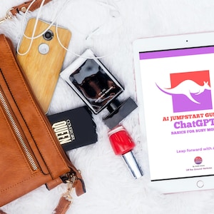 Può includere: Una composizione piatta con una borsa marrone, uno smartphone, un flacone di profumo nero, un compatto nero e smalto rosso. Un tablet mostra "AI Jumpstart Guides ChatGPT Basics for Busy Moms". Gli oggetti sono su una superficie bianca e soffice.