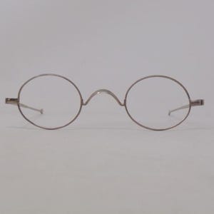 Może przedstawiać: Rustykalny drewniany szyld z napisem "Welcome to our home" w białych literach. Szyld ma postarzaną powierzchnię i prosty, zapraszający design.