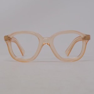 Fantastische vintage bril uit 1950 met een gegraveerd montuur, gemaakt in Frankrijk. Zeldzaam.