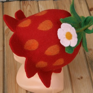 Wollen muts voor de sauna Winteraardbeienhoed Pet voor de lol Wolvilten beker Cadeau voor vrouw Handgemaakte beker Rode designer warme muts