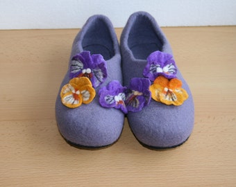 Custom felt slippers  / Woman home shoes - flats / Purple flower loafers
