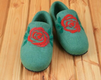 Green wool women house slippers with red rose Flower slippers Soft warm woolen slippers shoes  Christmas gift for her felted