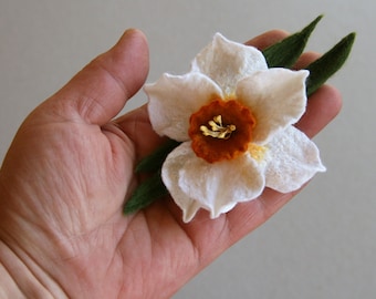 Delicate spring flower brooch Single felt narcissus pin