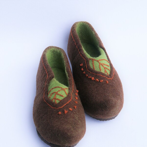 Pantuflas de lana de fieltro: zapatos de gnomo hechos a mano con diseño de hojas