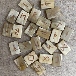 Rune di corno, incise, materiale naturale sulle tue mani, strumento divino, artigianato dell'era vichinga, Futhark antico immagine 2