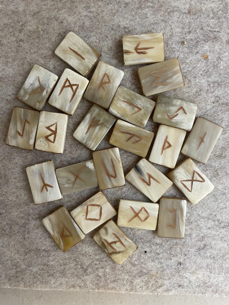Rune di corno, incise, materiale naturale sulle tue mani, strumento divino, artigianato dell'era vichinga, Futhark antico immagine 2