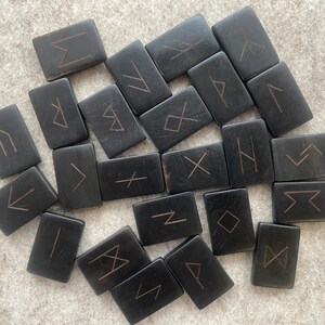 Rune di corno, incise, materiale naturale sulle tue mani, strumento divino, artigianato dell'era vichinga, Futhark antico immagine 5