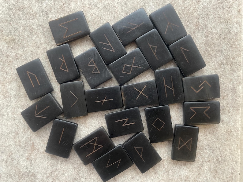 Rune di corno, incise, materiale naturale sulle tue mani, strumento divino, artigianato dell'era vichinga, Futhark antico immagine 5