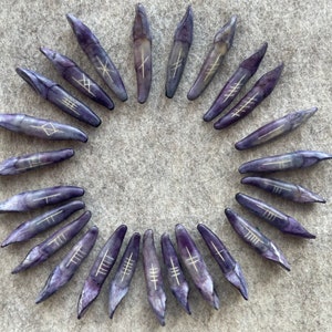 Runy Ogham, z 5 Forfeda (zestaw 25), kość łosia barwiona jagodami