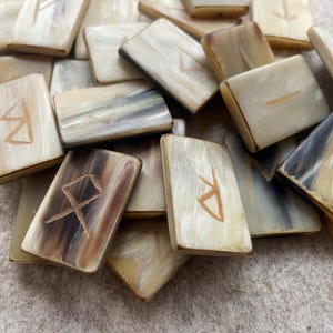 Rune di corno, incise, materiale naturale sulle tue mani, strumento divino, artigianato dell'era vichinga, Futhark antico immagine 4