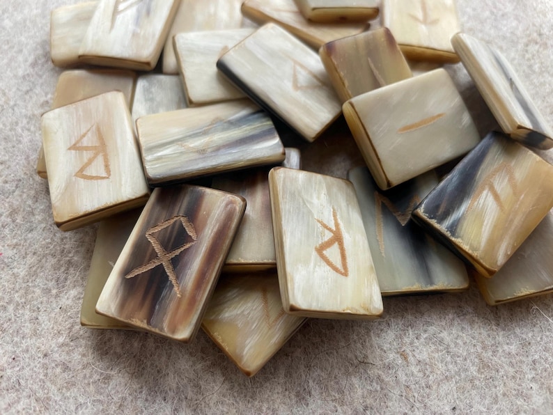 Rune di corno, incise, materiale naturale sulle tue mani, strumento divino, artigianato dell'era vichinga, Futhark antico immagine 4