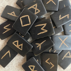 Rune di corno, incise, materiale naturale sulle tue mani, strumento divino, artigianato dell'era vichinga, Futhark antico immagine 3
