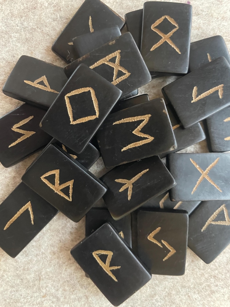 Rune di corno, incise, materiale naturale sulle tue mani, strumento divino, artigianato dell'era vichinga, Futhark antico immagine 3