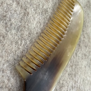 Hair Comb from Real Horn, Not electrisity on the Hair, 20 x 4 cm, Quality work, with Dragon