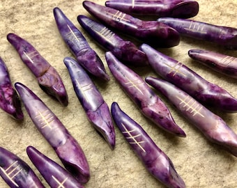 Alfabeto irlandese Ogham, lingua gaelica irlandese, osso di alce e tinto con mirtilli, antico e magico